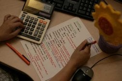 Los servicios sociales ayudan a estas familias a reducir sus gastos revisando las cuentas del hogar. / ANTONIO SALAS