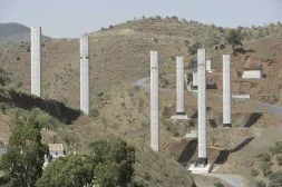 Columnas que sustentarán uno de los viaductos principales de la futura carretera, que permanece sin actividad. / ANTONIO SALAS
