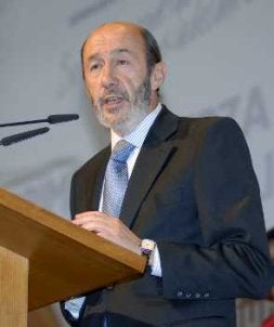 El ministro del Interior, Alfredo Pérez Rubalcaba, ayer en Toledo. / EFE