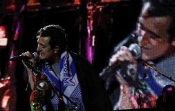 El artista catalán, con una bufanda del Málaga, en su concierto del año pasado. / SALVADOR SALAS