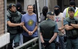 Agentes de la Guardia Civil detienen en Bilbao a Iñaki Goyoaga, el abogado de García Sertucha. / REUTERS