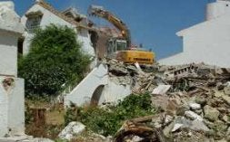 La demolición del inmueble comenzó ayer. / SUR