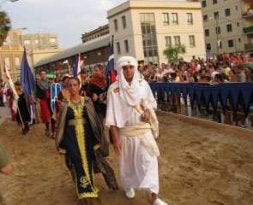 Los melillenses abarrotan el pueblo cada año. / SUR