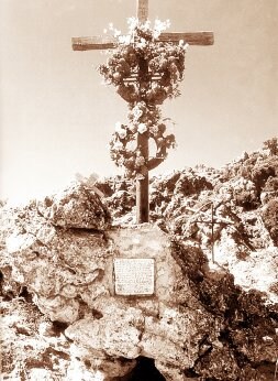 CREENCIAS. Una cruz en la Cueva del Santo Custodio.