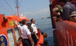 I. Durántez, P. Tejo y C. Guitérrez saludan a la tripulación de la salvamar 'Algeciras (izrda)/ La secretaria en el 'María Zambrano'. / S. B.