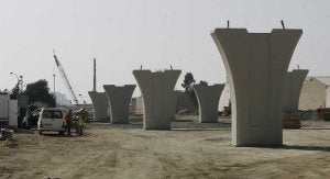 Las obras de ampliación de las instalaciones y las mejoras en los accesos emplean a un importante número de trabajadores. /SALVADOR SALAS