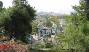 Una cúpula preside los jardines, desde donde se puede divisar todo el litoral malagueño. / F. JIMÉNEZ