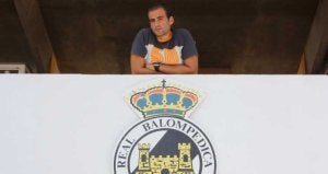 Antonio Barbero ayer, tras el entrenamiento matinal, en el palco del estadio Municipal linense. /D. LÓPEZ