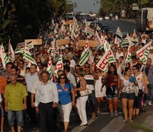 Unas mil personas se manifestaron el día 13 exigiendo una solución para el hotel./ JOSELE-LANZA