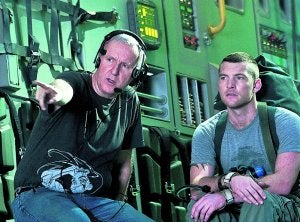 James Cameron y el actor protagonista, Sam Worthington, en la única foto del rodaje que Fox ha proporcionado a los medios. A la derecha, uno de los robots exhibidos en la Comic-Con de San Diego y una Navi en el póster del filme.FOX / AP