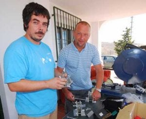 Gorka y David pretenden instalar su empresa en el polígono industrial veleño. /E. G.