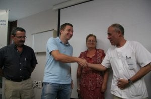 José Miguel Alarcón recibe la felicitación del doctor Reche junto a Conchi y Miguel, abuelos de los niños./ ÁLEX LOBERA