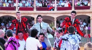 Manzanares, Perera y Cayetano salen a hombros en una triunfalista Goyesca