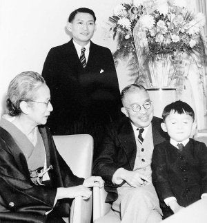 El primer ministro, a la izquierda, con sus abuelos y su padre. / AP