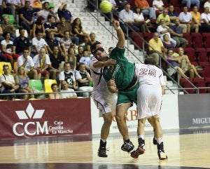 Obradovic trata de lanzar. / CARLOS S. GECA SPORT