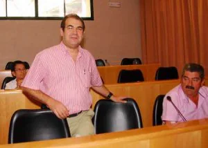 Fermín Domínguez y Antonio López, en el último pleno de la corporación./ EVA GUZMÁN