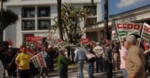 Los trabajadores permanecen sin cobrar sus salarios desde hace nueve meses y el hotel se encuentra cerrado de manera ilegal. / JOSELE-LANZA