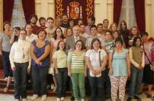 El grupo en el Salón Dorado junto al presidente./MAR