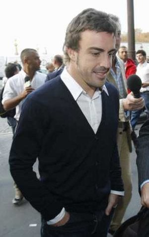 Alonso, ayer al entrar en la sede de la FIA. / AP