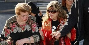 La abuela y la madre de Carlos Palomino, María Victoria Muñoz, a su llegada a la Audiencia Provincial de Madrid. / EFE