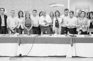Javier Arenas, y el resto de su equipo regional, en un acto celebrado en Alcalá de Guadaira. / EFE