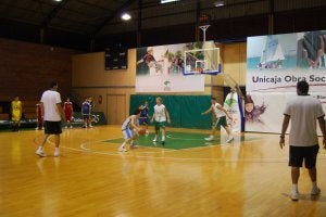 Los jugadores se entrenan bajo la atenta mirada de Manolo Bazán. / F. A.