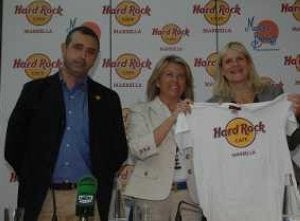 La alcaldesa recibe la primera camiseta del Hard Rock Café Marbella.