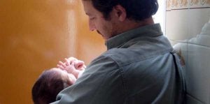 Las renuncias al permiso de paternidad aumentan por el temor al paro