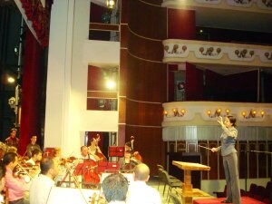 Mari Ángeles Rozas, dirigiendo a una orquesta, bajo la atenta mirada del jurado de un concurso internacional en Rumanía. / SUR
