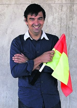 Giráldez Carrasco, árbitro asistente de fútbol: Por toda Europa con el banderín
