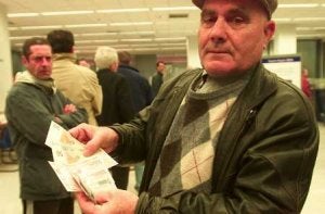 Los últimos escándalos financieros han minado la confianza de los usuarios. / SUR