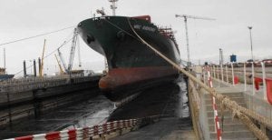 El 'MSC Shenzhen' en el dique seco de los astilleros de Cernaval en Campamento tras el vaciado del agua y del fuel. / S. B.