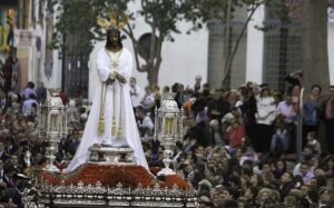 La imagen de Nuestro Padre Jesús Cautivo comienza su recorrido camino de la plaza del Obispo. / EDUARDO NIETO