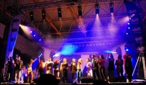Los bailarines de 'Fama a bailar' se despiden del público al final de la noche. / SUR