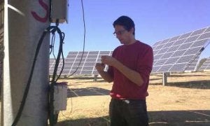 Carlos Sánchez, socio de Kronia, en una instalación fotovoltaica. / SUR