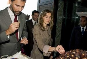 . Los Príncipes toman leche y dátiles, el recibimiento tradicional en Marruecos. / EFE