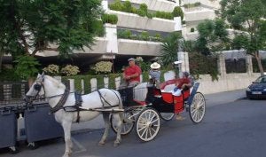 Los conductores de coches de caballos irán uniformados y no utilizarán el látigo