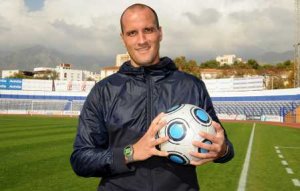 Soldevilla posa en el estadio Municipal de Marbella. / M. G.