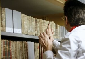 Los investigadores han estudiado y recopilado documentos científicos de los siglos XIV y XV. / SUR