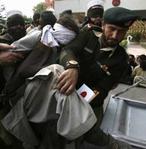 Fuerzas de seguridad paquistaníes conducen a varios insurgentes detenidos cerca de Peshawar. ::
REUTERS