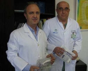 Los cirujanos Abelardo Martínez y Eugenio Granados, con el material que usan en la operación. ::
SUR