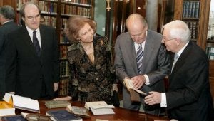 El ministro Ángel Gabilondo, Doña Sofía y Don Juan Carlos atienden a las explicaciones de Víctor García de la Concha.  ::
ÁNGEL DÍAZ / EFE