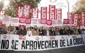 Los secretarios generales de CC OO y UGT, Ignacio Fernández Toxo y Cándido Méndez, respectivamente, encabezaron ayer la manifestación celebrada en Madrid. ::                             EFE