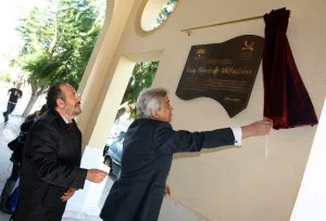 Enrique Linde y Juan Miguel Salas descubren la placa en el edificio de la Autoridad Portuaria. ::                             PEPE ORTEGA