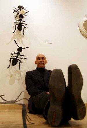 Diego Santos, con la instalación 'Hormigas', inspirada en la obra de Dalí. ::  CARLOS MORET