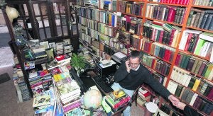 Estanterías repletas y libros amontonados por cualquier rincón de la tienda. La imagen de Abadía se repite por la decena de librerías antiguas y de ocasión de la capital.
