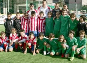 Los finalistas del I Torneo Fundación Málaga Club de Fútbol posan juntos. ::                             MÁLAGA C. F.