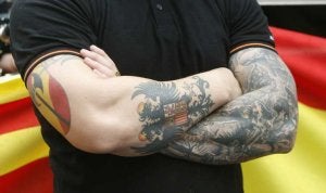 Un ultraderechista muestra sus tatuajes durante una manifestación xenófoba celebrada en Tarragona el Día de la Hispanidad de 2008. :: REUTERS