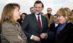 Dolores de Cospedal, Mariano Rajoy y Esperanza Aguirre conversan en Toledo. ::
EFE