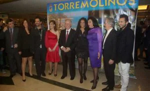 Los componentes de La Década Prodigiosa, con el alcalde de Torremolinos, Pedro Fernández Montes, y las concejalas de Turismo y Cultura. ::                             E. NIETO